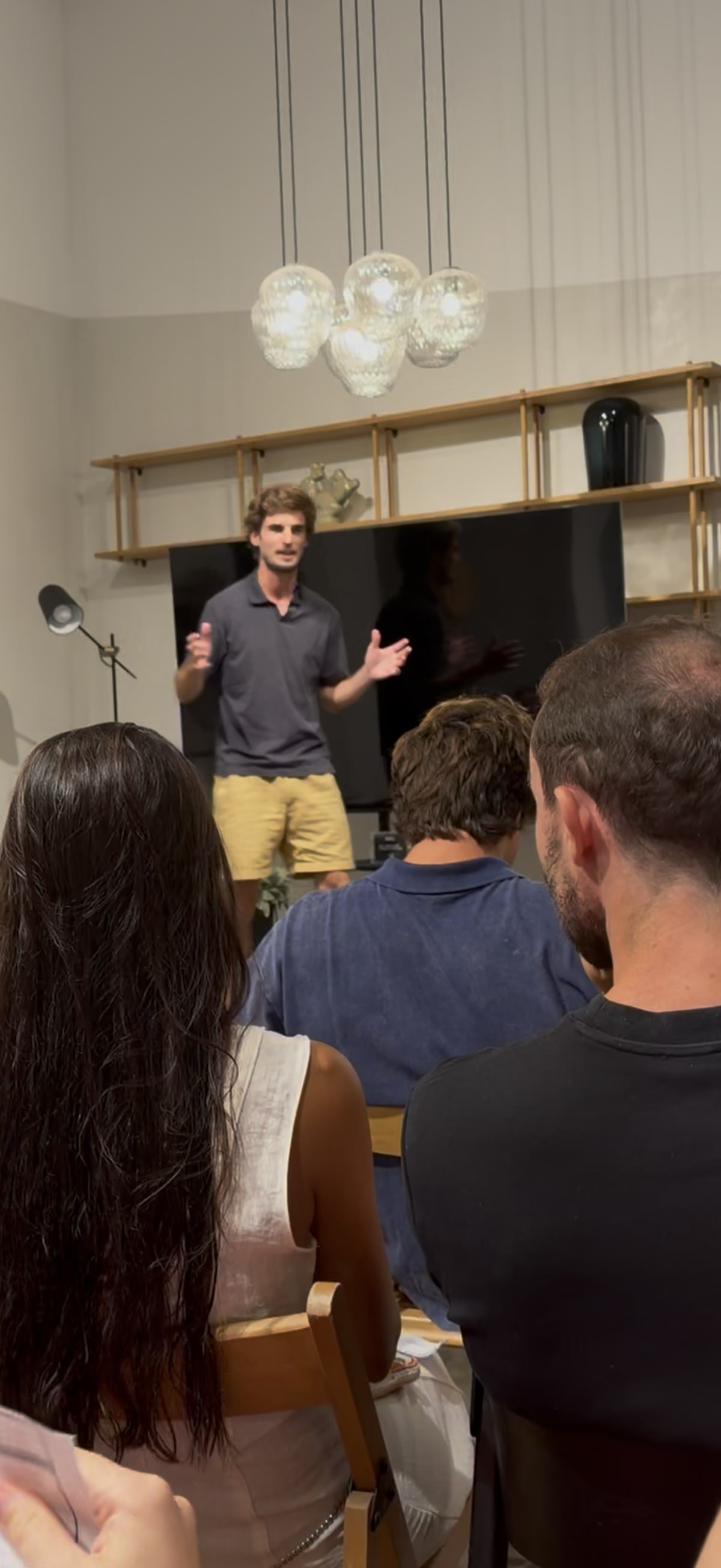Gonzalo Camprecios impartiendo una charla